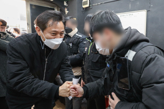 오세훈 전 서울시장이 25일 서울 양천구의 한 배달업체를 찾아 직원들과 인사하는 모습. 연합뉴스.